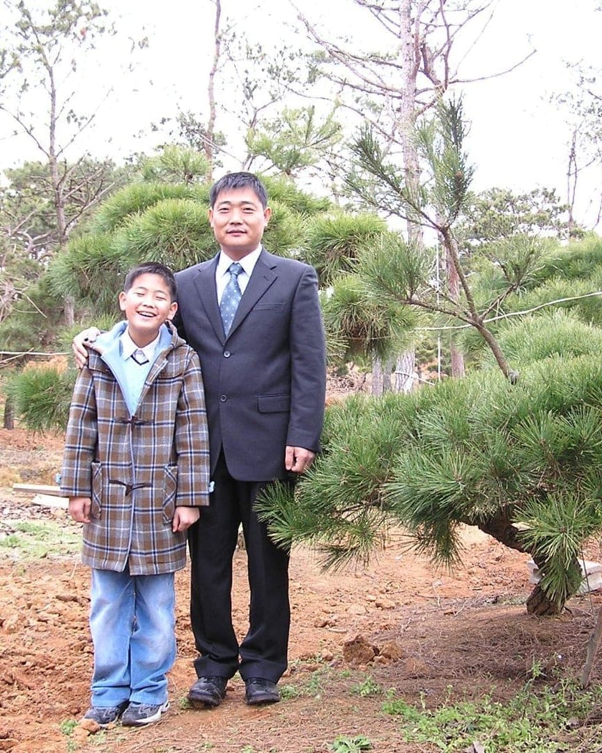 형제농원 대표 심광선이 아이와 함께 조경 소나무 옆에 선 모습